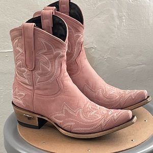 Ladies adorable dusty pink leather low western boot. Narrow size 7 US.